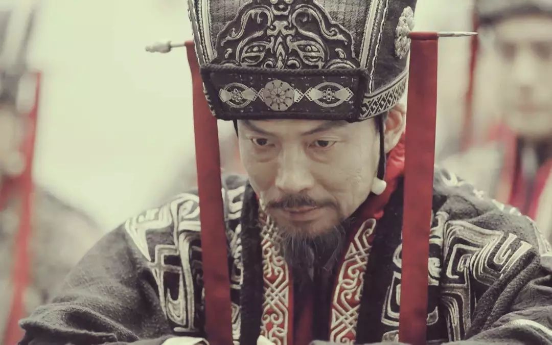 荀攸(剧照)参与军机,他智慧过人,迭出妙策;但对曹操,对同僚,却注意不