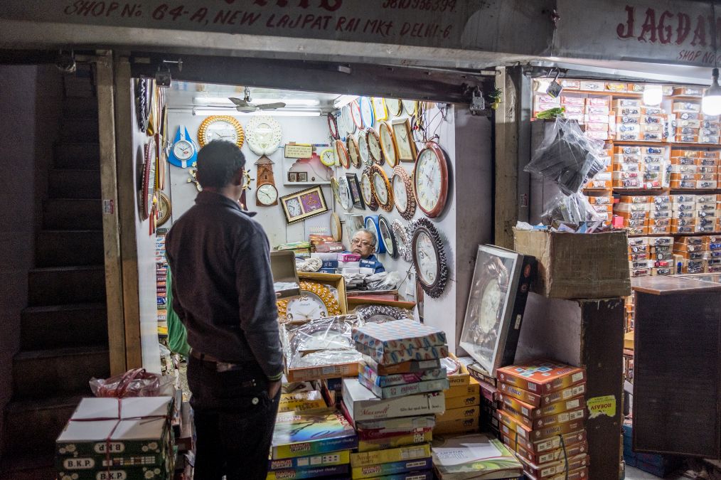 夜逛印度首都德里市场货物大多是中国制造女性也会晚上逛街