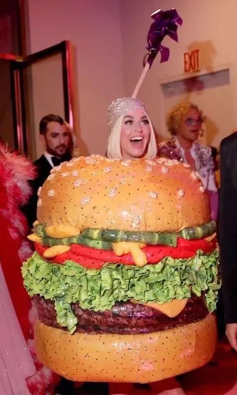 野鸡乱飞乌烟瘴气我越来越看不懂时尚了