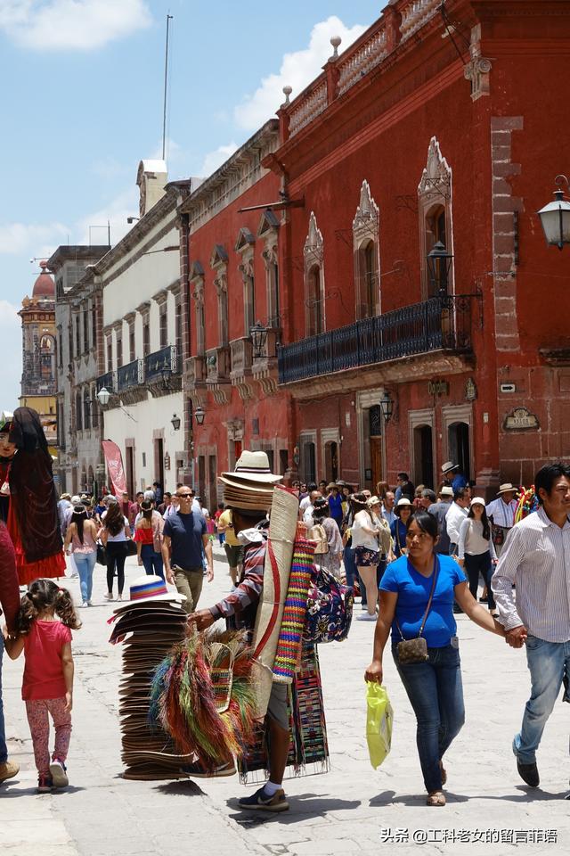 街头小贩玉米是墨西哥美食花海市场上的墨西哥美食市场上全世界的商品