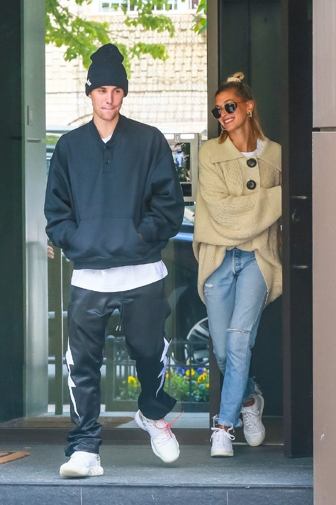 justinbieber和妻子海狸出街时尚的小夫妻