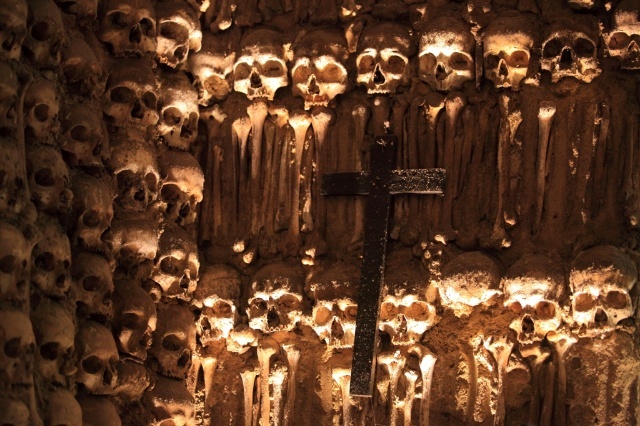 入口处的铭文教堂内悬挂的干尸