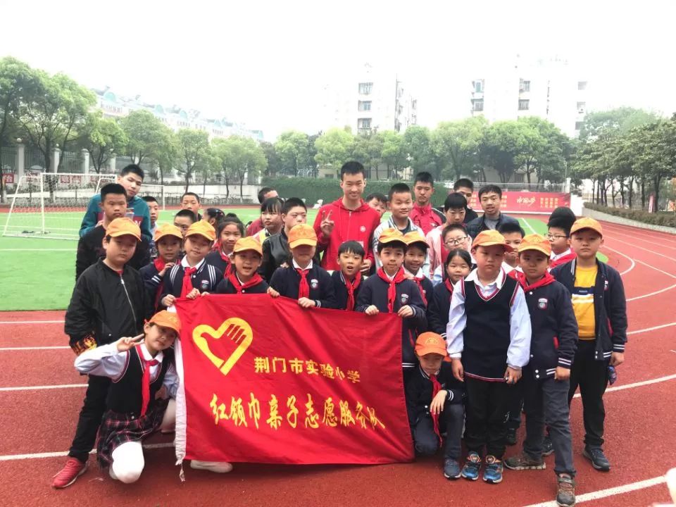 4月21日上午荆门市实验小学三(5)中队18名队员走进市特殊教育学校