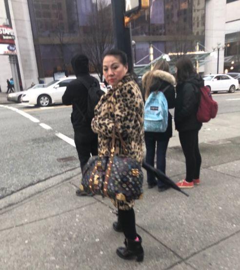 好几个遇过她的网友表示,这位豹纹阿姨会故意用中文跟亚洲人说话,上来