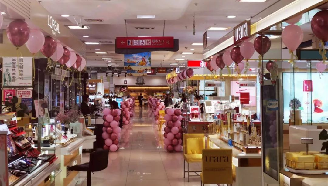 【日百资讯】新玛特购物广场进行殿堂装饰,喜迎母亲节!