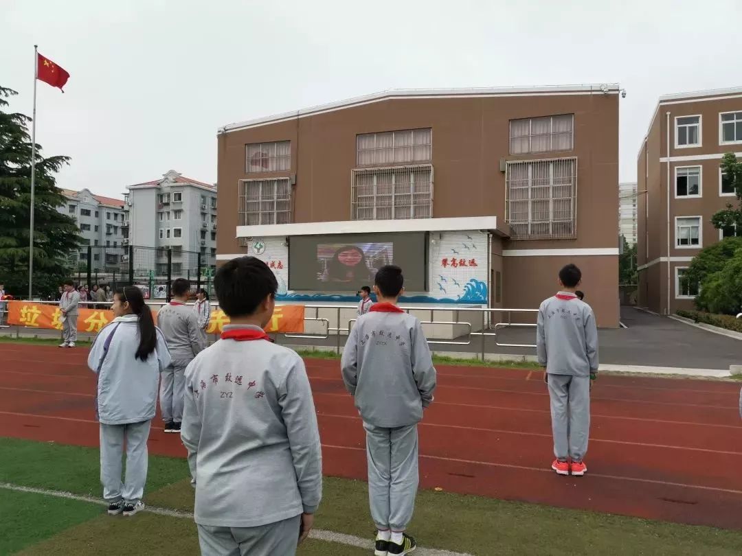 奉贤致远中学校服图片