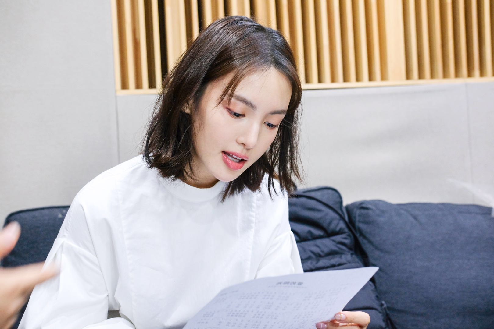 金晨对此次获邀参与公益歌曲的录制感到十分幸运,在当天的采访中提到