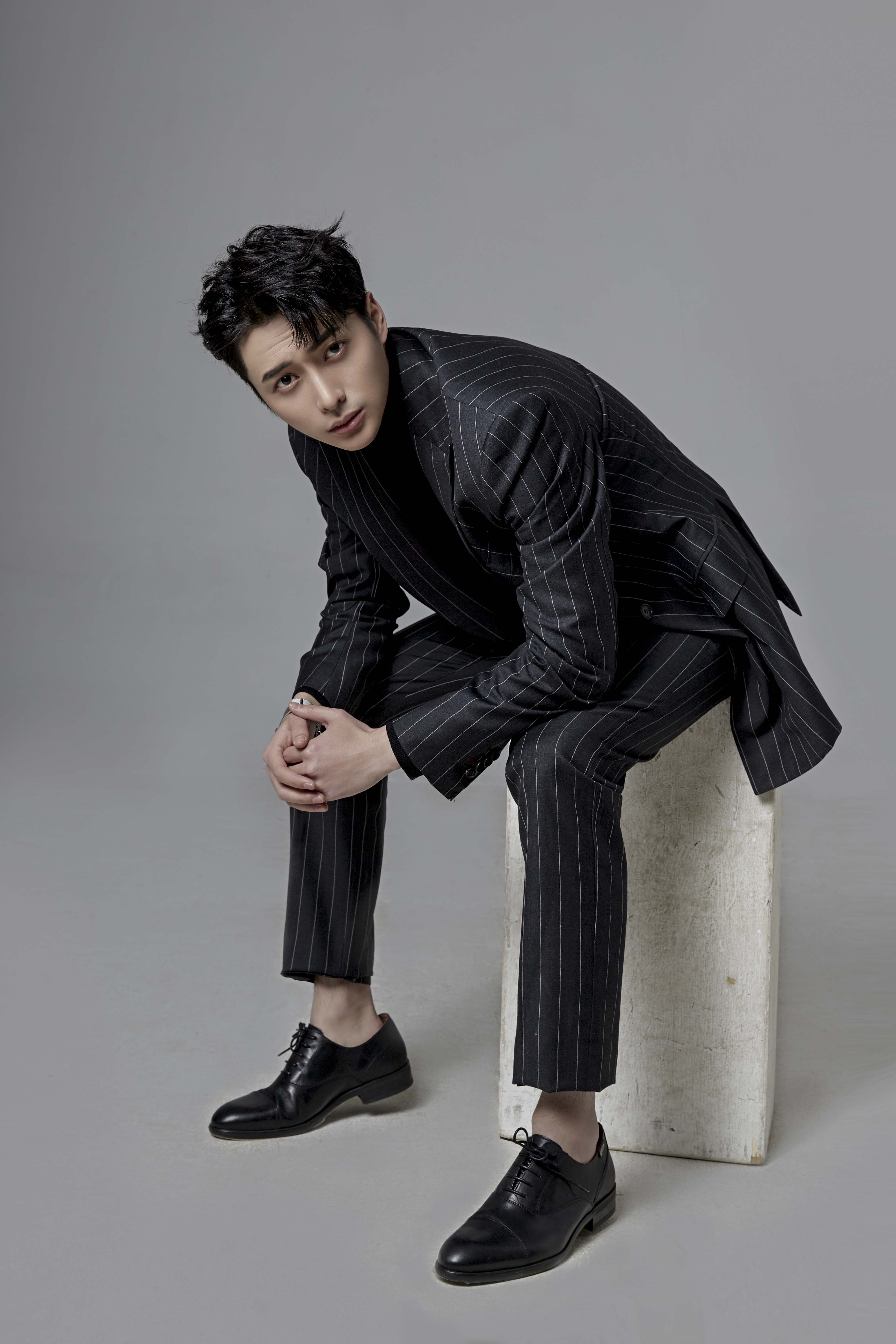 近日,演员韩承羽曝光了一组写真