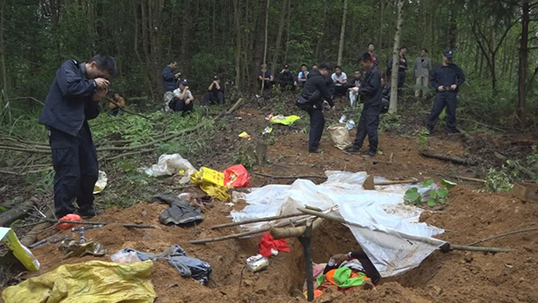 悲剧男子疑妻子有外遇仇恨在心将其杀害杀人后自掘坟墓服毒自杀