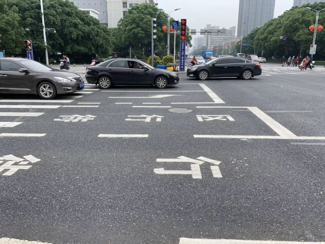 司机朋友吉安这个路口直行待行区通行方式来了究竟该咋走有讲究