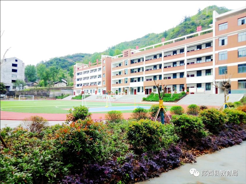 校园展播香口乡中心小学黄龙山脚下的市级窗口示范学校