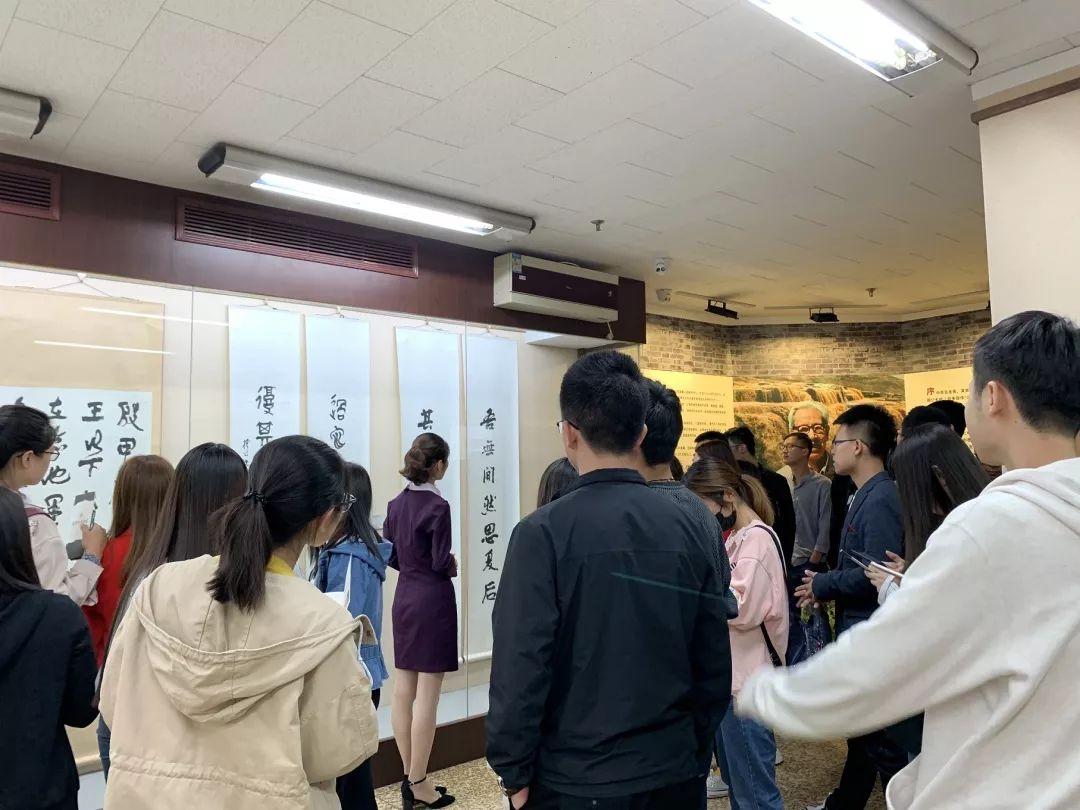 经济与管理学院2018级研究生参观姚奠中艺术馆