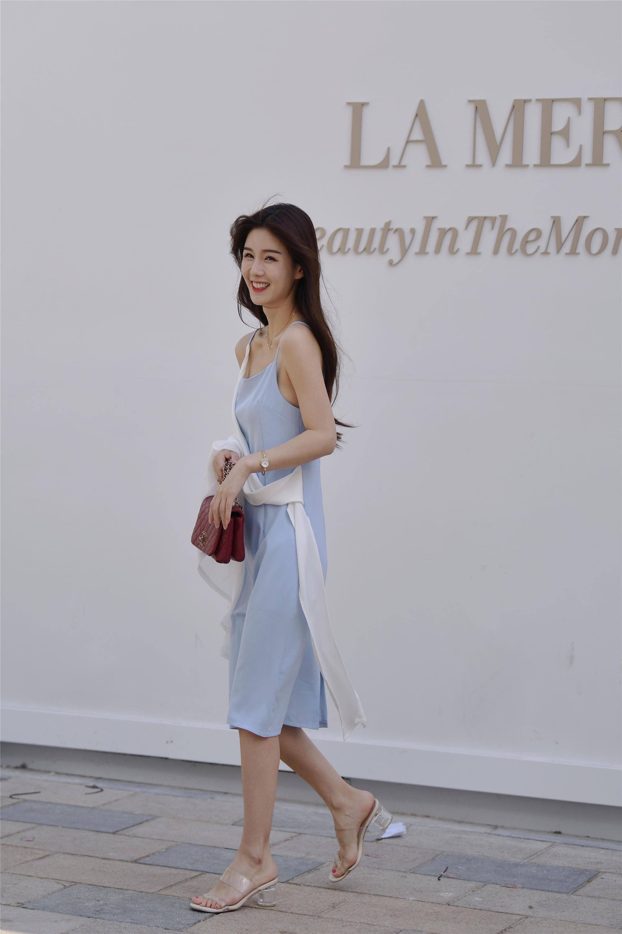 连衣裙搭配高跟鞋,轻松穿出高级感觉,提升时尚品味