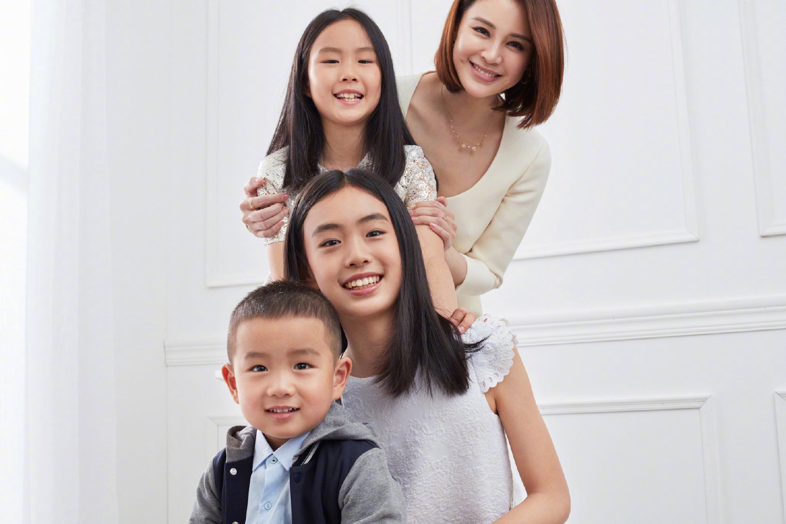 原创佟大为妻子关悦携儿女拍大片仨萌娃高颜值吸睛儿子长相太随妈