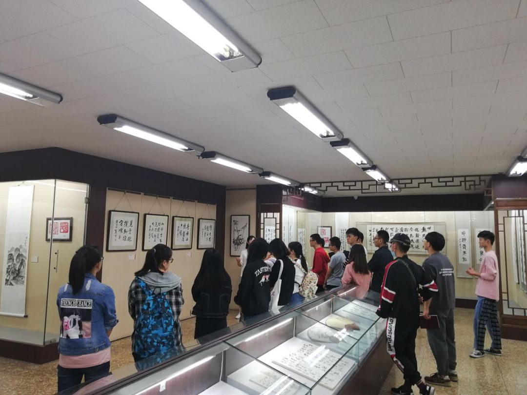经济与管理学院2018级研究生参观姚奠中艺术馆_姚先生