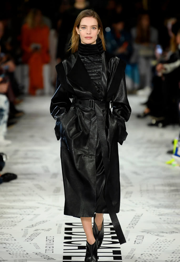 lv太子夫妇高甜亮相,水果娜碎花衣配皮裙 生5个孩子却像少女