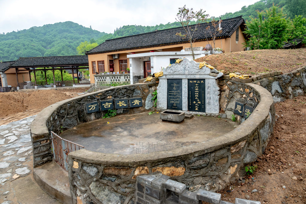 要想富,鬼挡路!坟墓建在村口,祭奠方便不占耕地