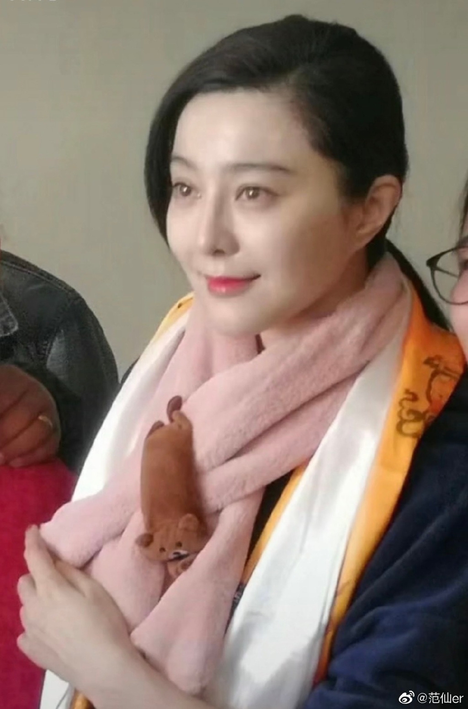 喷完一地鼻血继续做公益范冰冰穿棉裤打扮像老太太