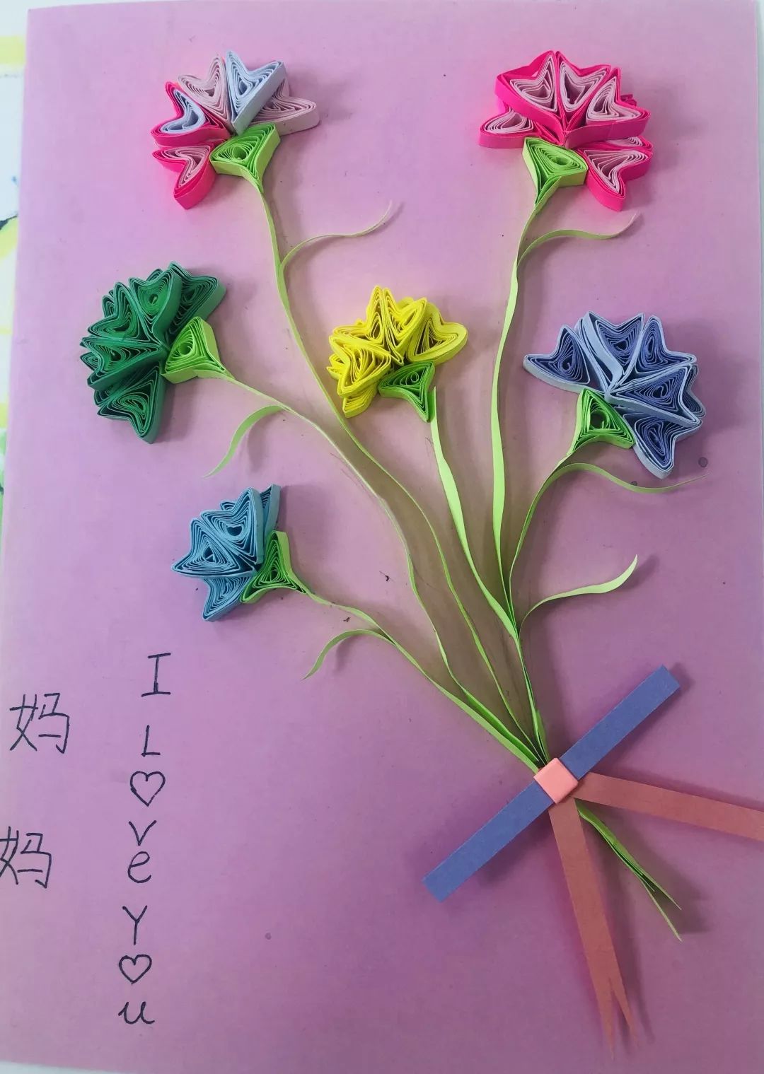 祯有趣亲手制作一束康乃馨送妈妈衍纸