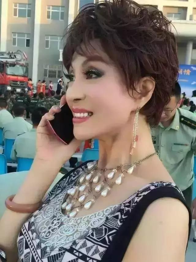 坚持30年不吃晚饭,62岁的她活得像个女王~_樊丽君