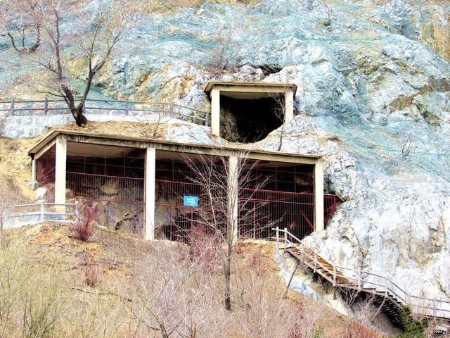 图中的小山就是庙后山庙后山遗址位于本溪市山城子村东庙后山的南麓