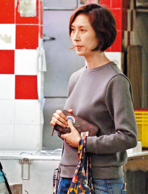 发嫂和发哥一样活得率性,去菜市场买西瓜穿着随意还带环保袋