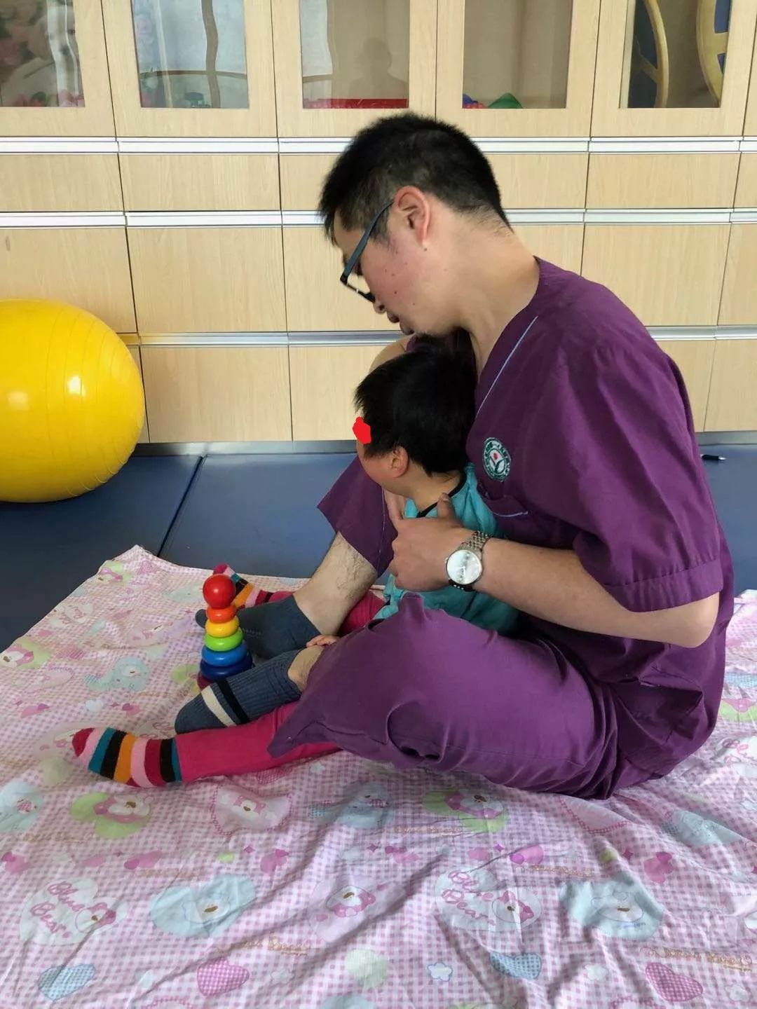 注意要点:在训练的过程中,可用言语或玩具诱导患儿头处于中立位.