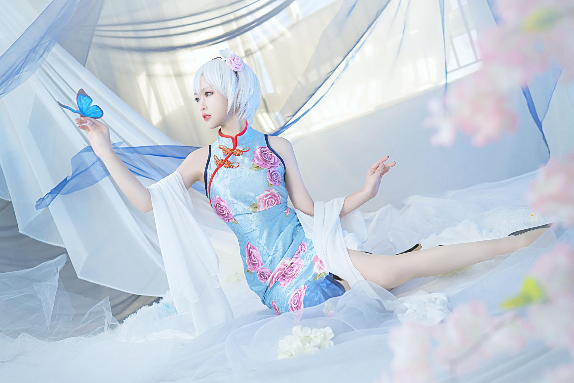 言和蓝底印花旗袍cos正片,肤白胜雪,娇俏动人