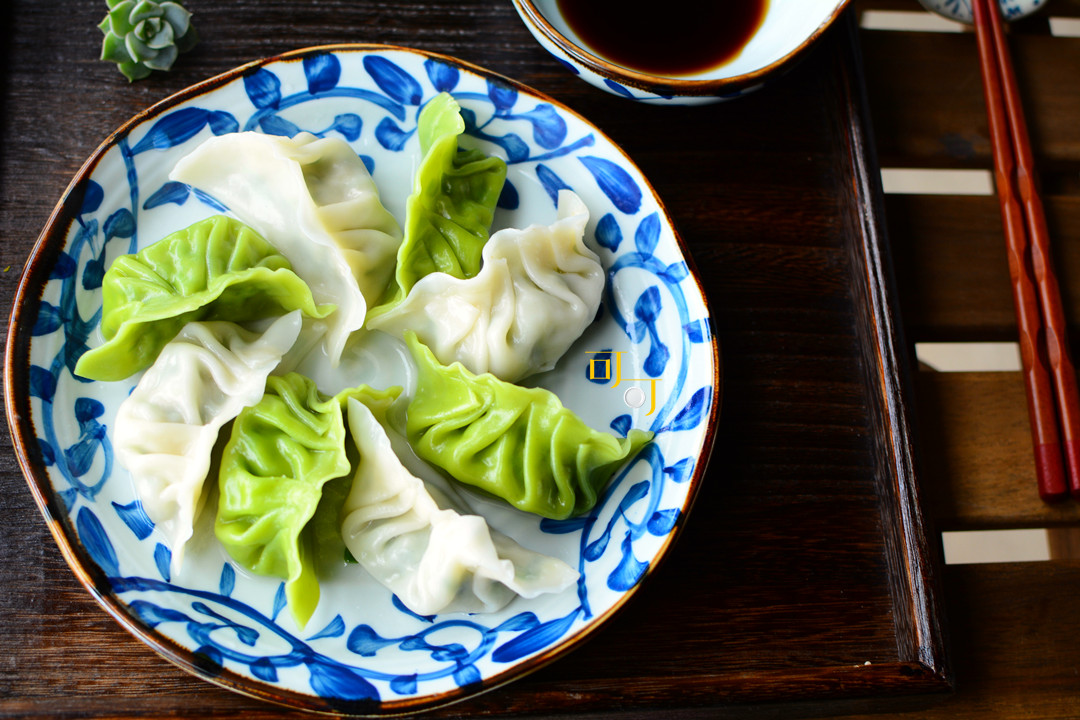 早餐在家做,这馅儿的饺子最香,双色水饺好看有食欲,一盘不够吃