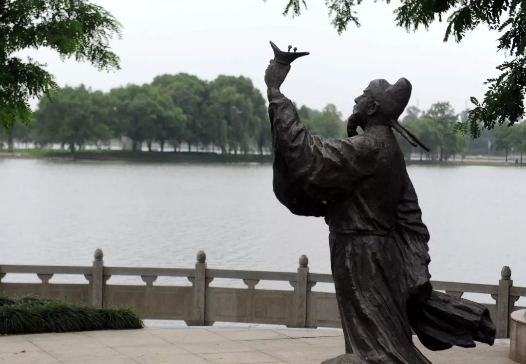 杜甫都说李白"佯狂",难不成伊平素的狂态是假的? | 刘摩诃