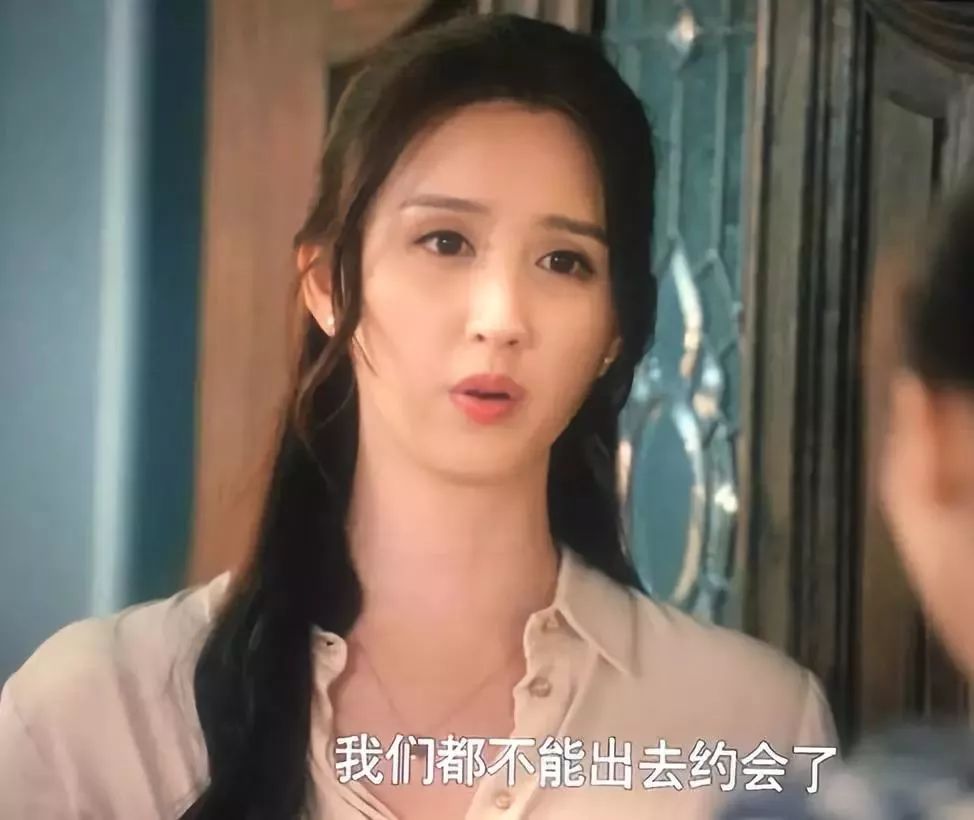 她曾是富家千金,美貌不逊色于黎姿,却替父还债与81岁富豪相恋!_何傲儿