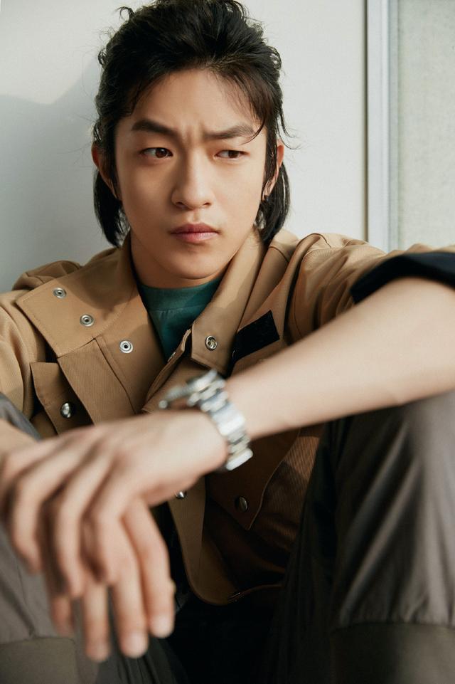 屈楚萧真资源咖,新戏陈坤周迅为他保驾护航,还抢走了何穗的代言_苏大