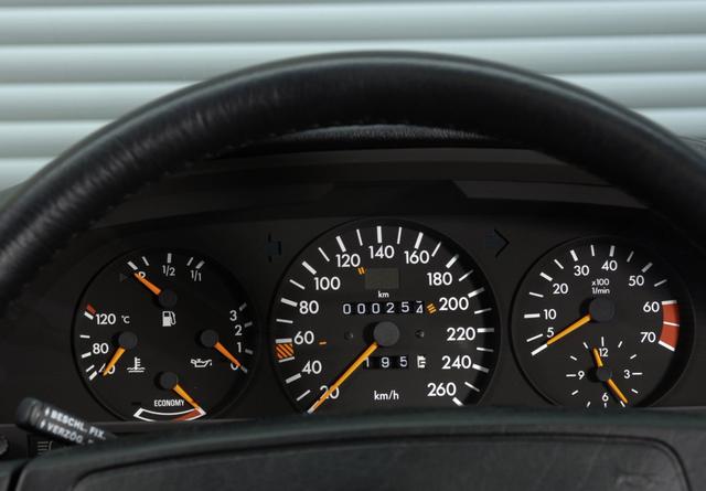 仪表盘造型中规中矩,显示的信息也比较全面,和现在的液晶仪表盘相比