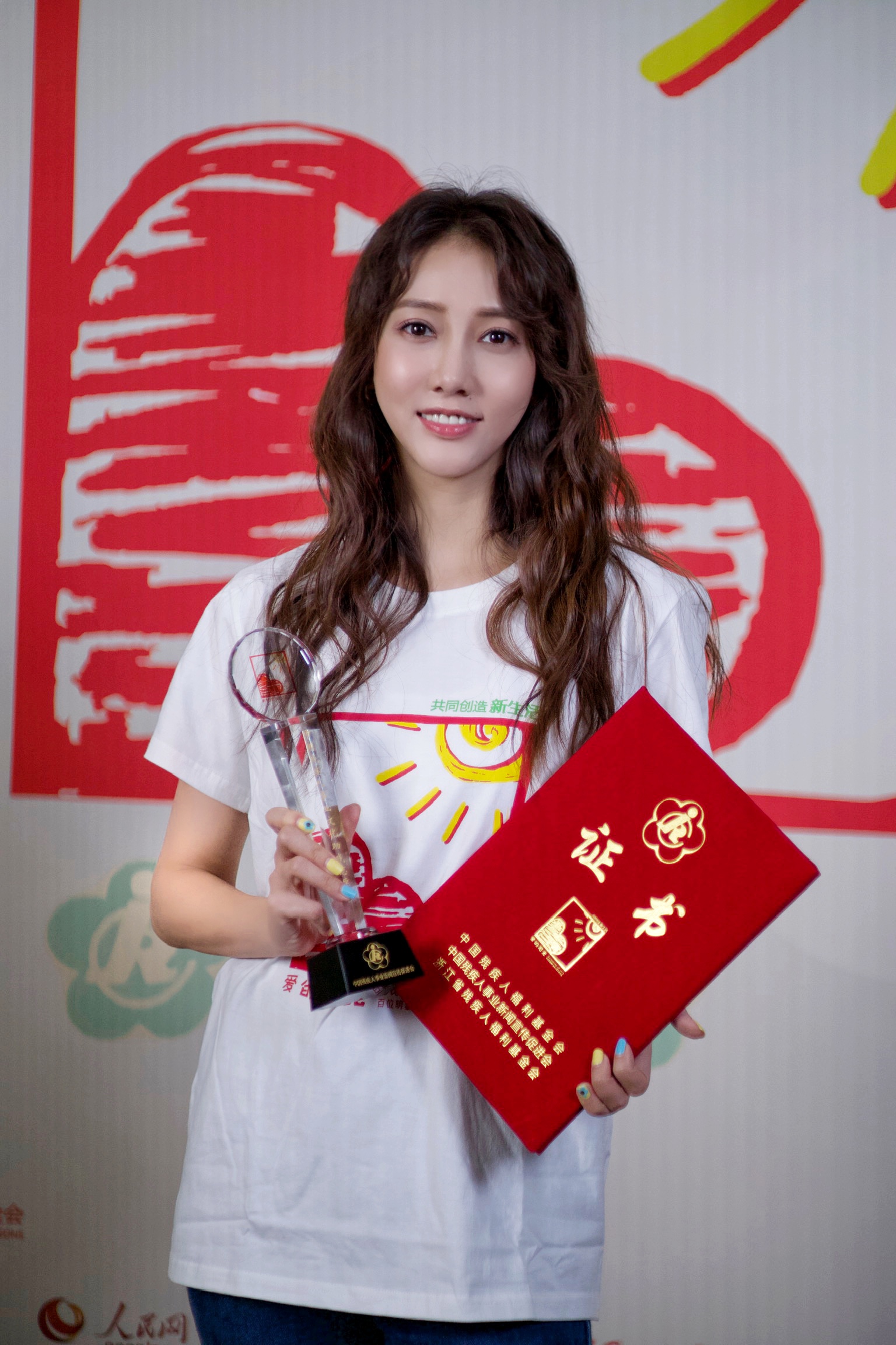 弦子参与录制残联公益歌曲《爱的阳光》 用音乐传递美好