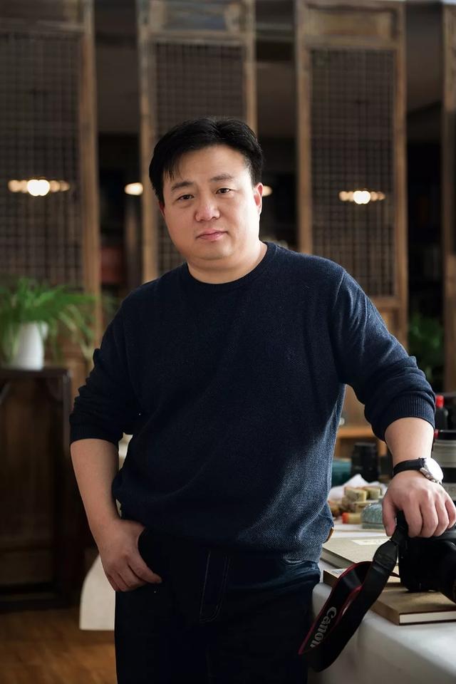 个人简介李青松,1977年生,乐陵人.号六平堂主,学士学位.