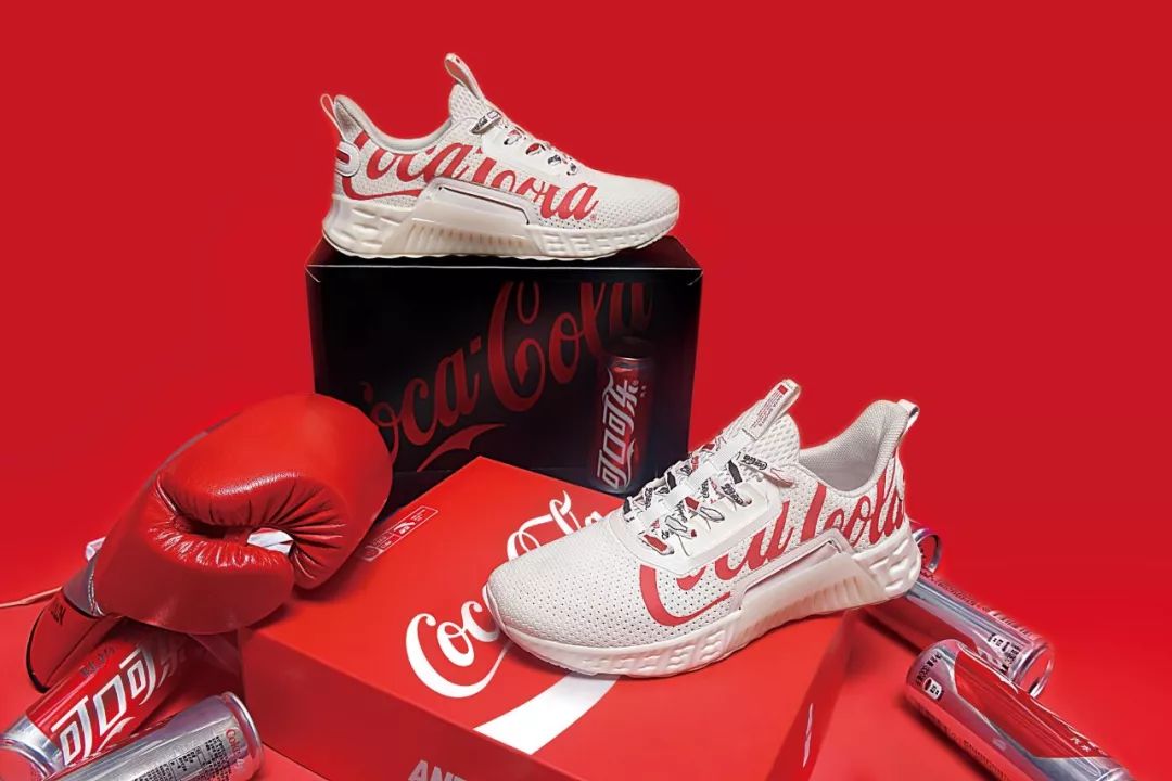 这次,可口可乐联手国产品牌安踏打造跨界联名,安踏可乐鞋横空出世.
