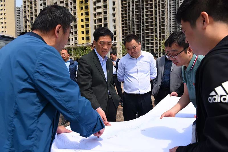 5月8日上午,市委常委,常务副市长王琰君带队到老城区督导重点城建项目