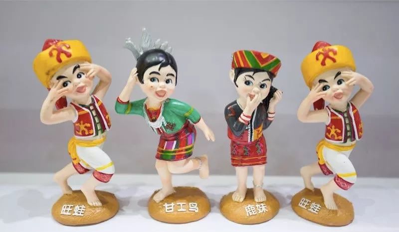 虾仁等海鲜干货,也有黎锦,民族服装,饰品,手工艺品等黎族民俗风情产品