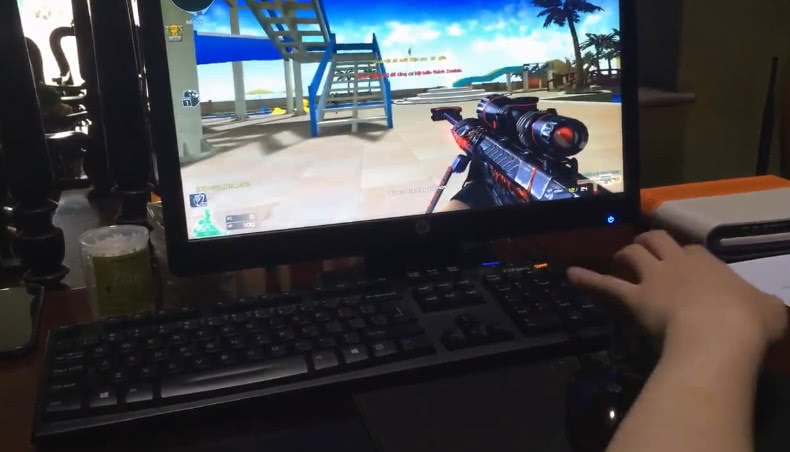 cf:网吧惊现大神,单手玩生化帅炸天,玩家:教练,我想学这个