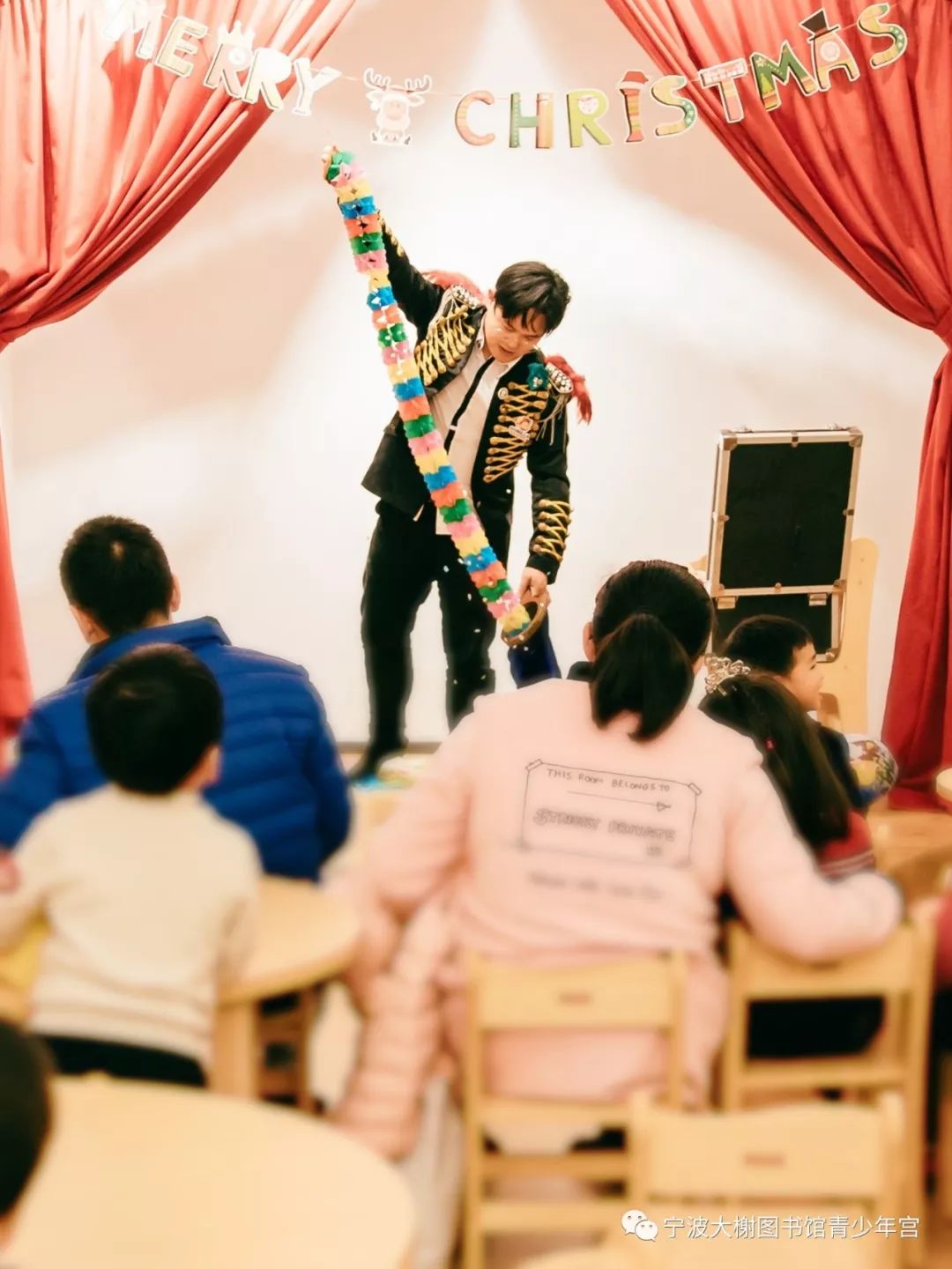 学院迎新晚会进行魔术表演2018年4月创立宁波教育学院魔术爱好者协会