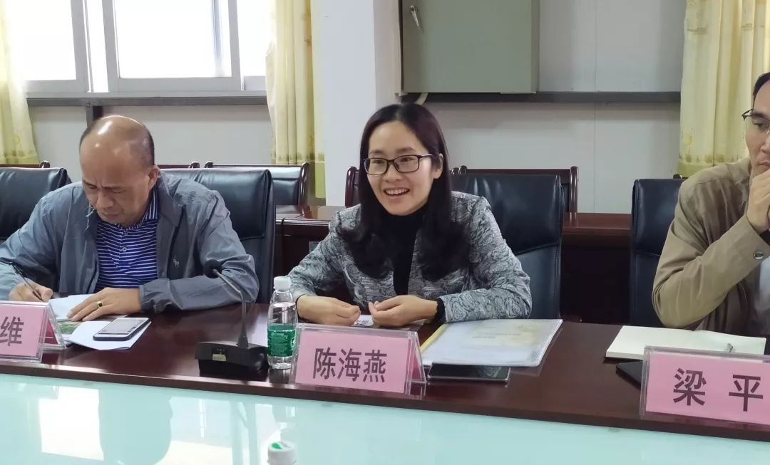 区委编办副主任陈海燕对我校取得的成绩给予充分的肯定我校各教研室