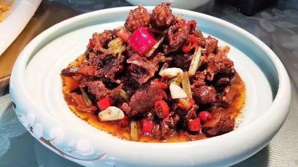 湖南血鸭是到店必点的湖南特色菜之一,选择肥瘦适当的红嘴鸭,当天现杀