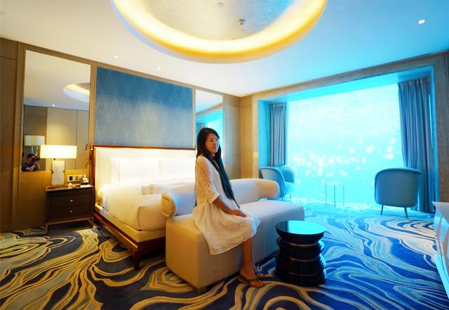 三亚七星酒店不仅有水族馆59999的房间躺在床上可以看海底世界