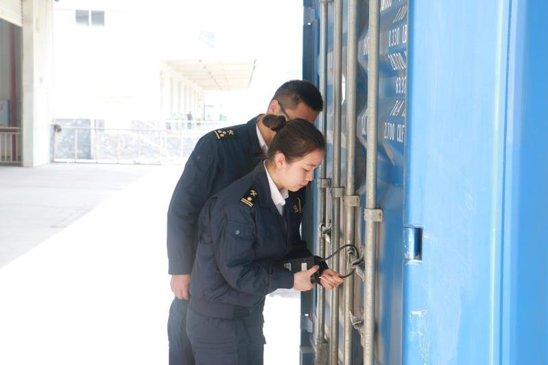 中欧班列(重庆)列车:满载邮包穿越14个国家_集装箱