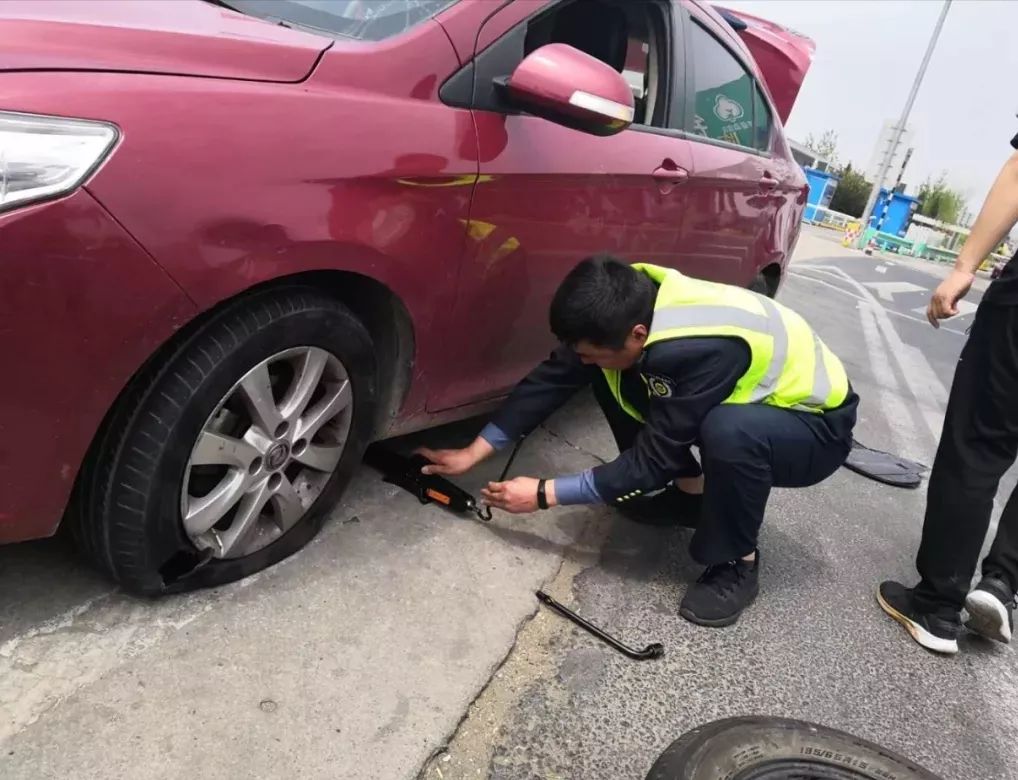 換胎,進行應急救援,尋找走失親人,開放食堂……在川流不息的高速公路