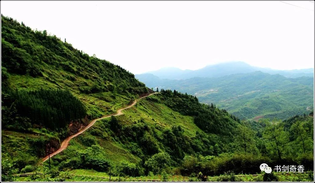 走过广场去雪口山看山