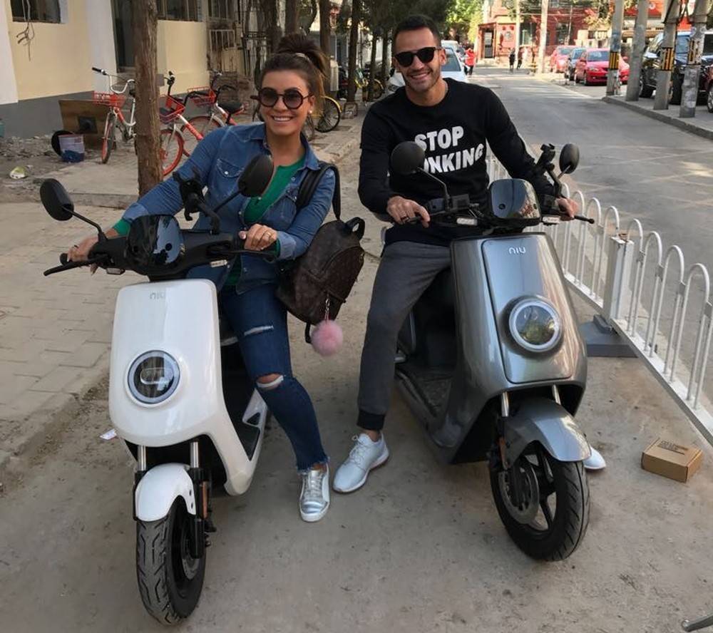 李可骑电驴逛北京城 国安球迷调侃:记得上牌儿