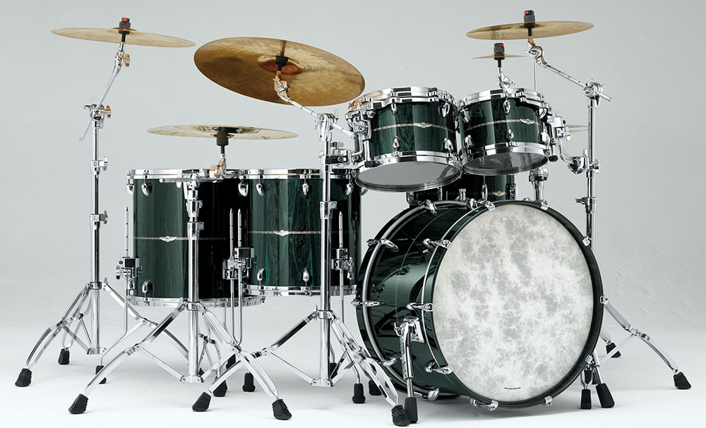 它通常由一个脚踏的低音大鼓(bassdrum,又称"底鼓"),一个军鼓,二个或