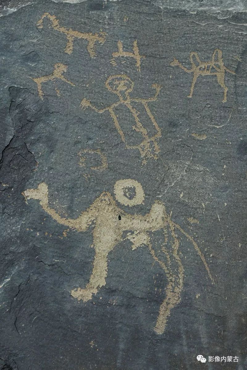 在18平方公里内,分布着数千年前的古代岩画,是世界最古老的艺术珍品之