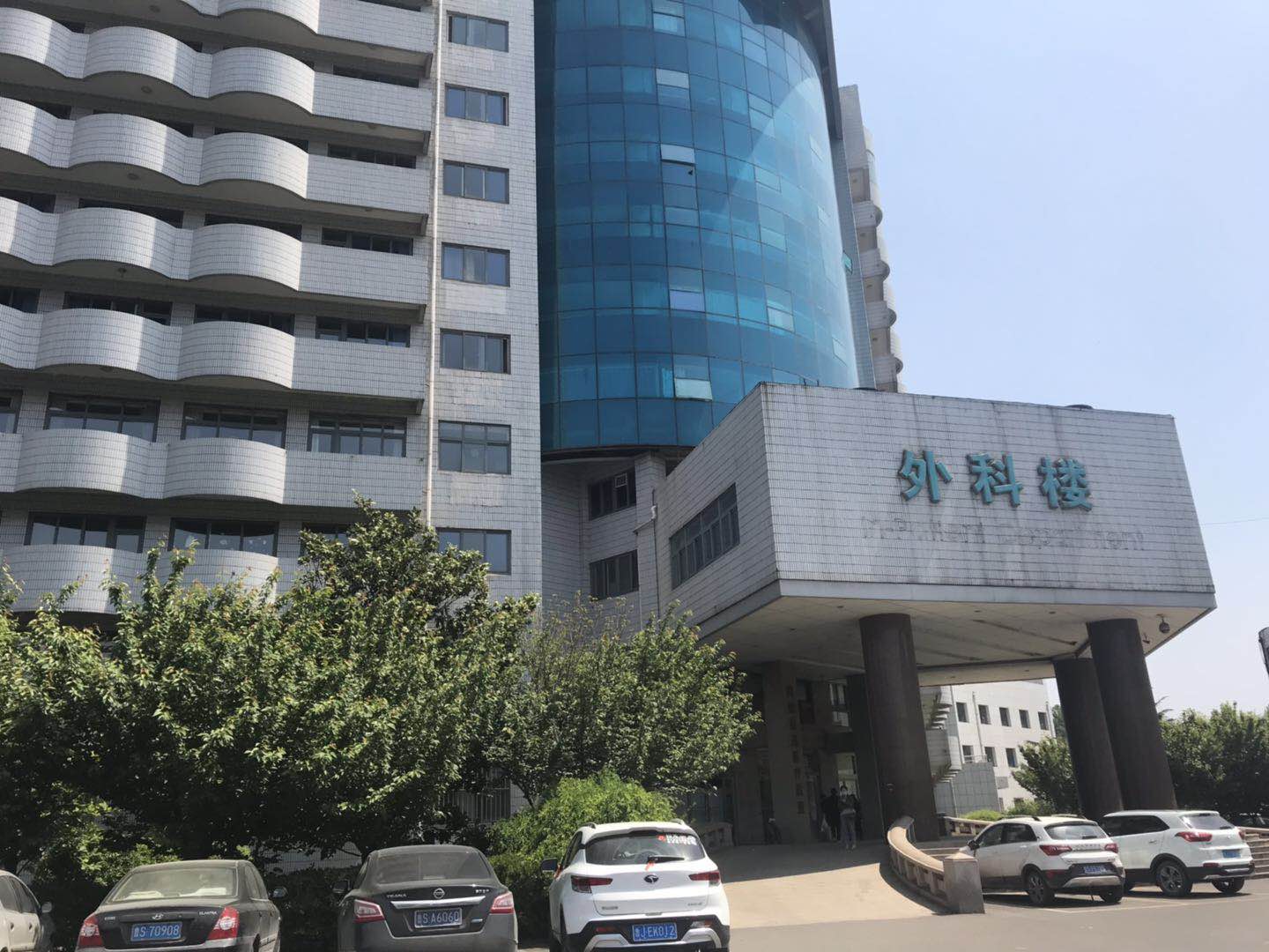 一审判决书显示,2016年10月3日8时许,陈建利驾驶摩托车赶往莱钢医院